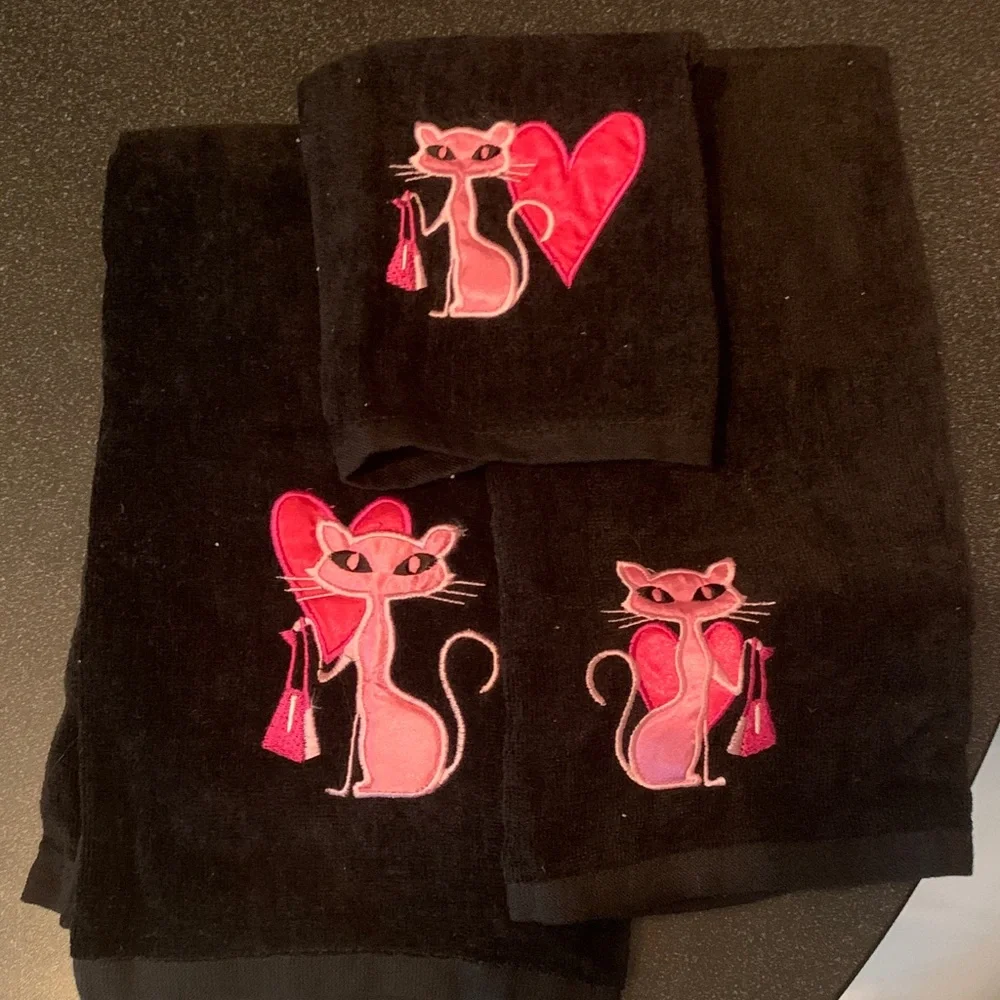 NEW- Black Towels with Pink Cat Design - Picture 2 of 2
